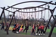 戶外秋千設(shè)備09