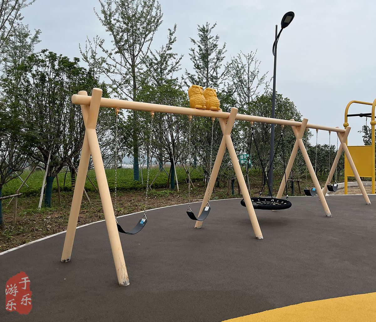 戶外秋千設(shè)備 戶外秋千設(shè)備